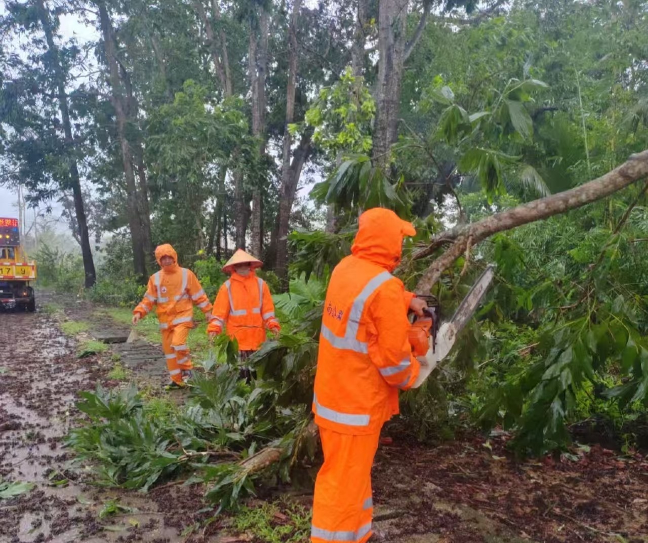 全力以赴当好铺路石，，，，，，，，众志成城保通保畅——高速养护人在风雨中的坚守与担当